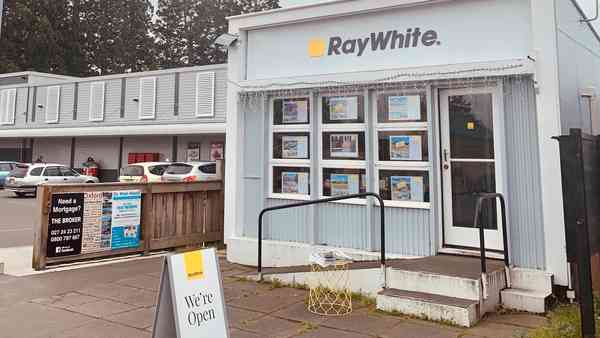 Ray White Oxford photo 0