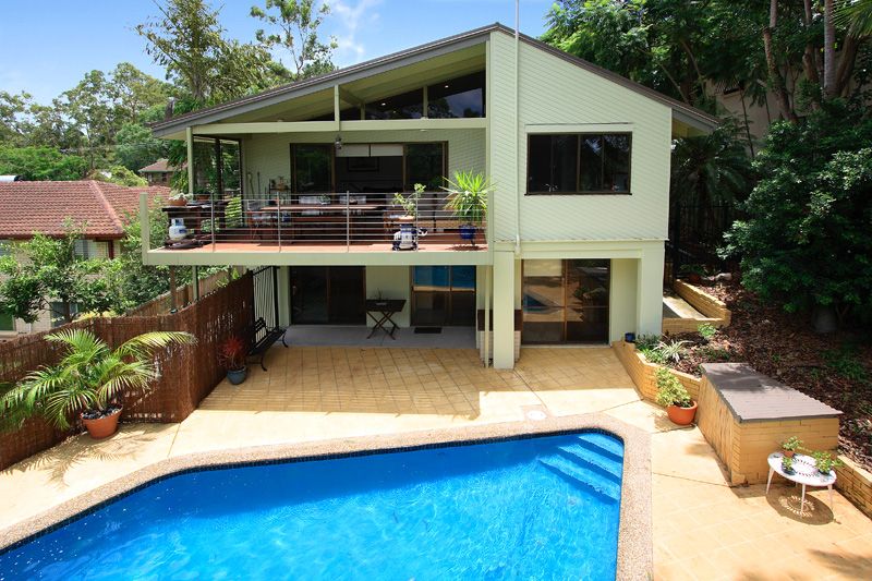 6 Robyn Street, CHAPEL HILL QLD 4069