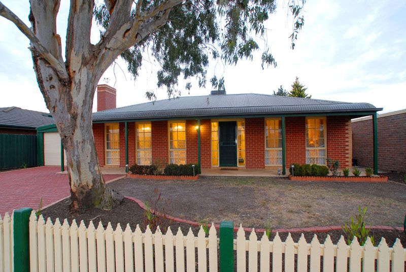 15   Lance Close, ASPENDALE GARDENS VIC 3195