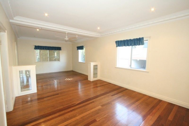 15 Daphne Street, CAMP HILL QLD 4152