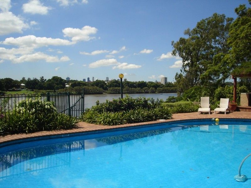 82 Sandford Street, ST LUCIA QLD 4067
