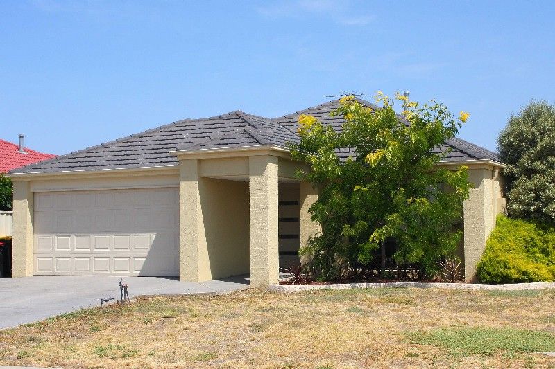 18 Herrington Turn, CAROLINE SPRINGS VIC 3023
