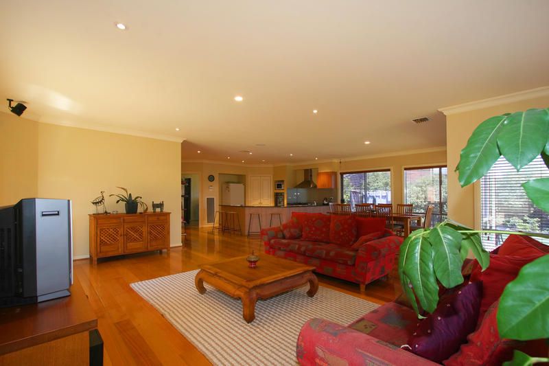 7 Donna Close, DINGLEY VILLAGE VIC 3172