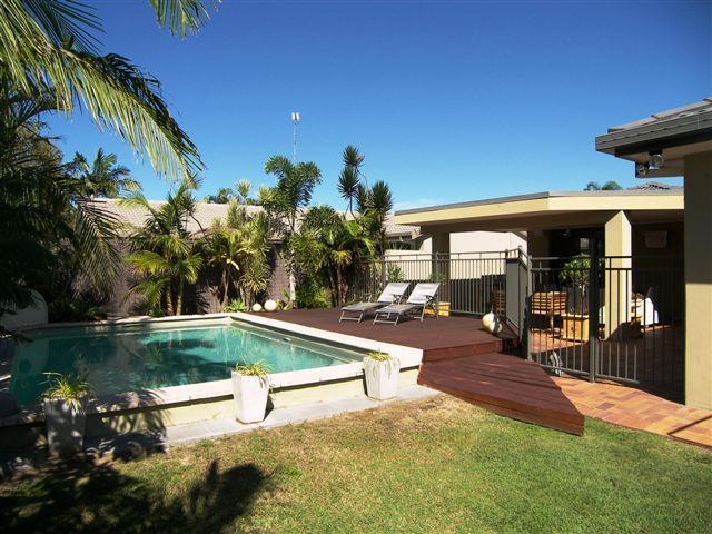10 Firmin Court, MERMAID WATERS QLD 4218