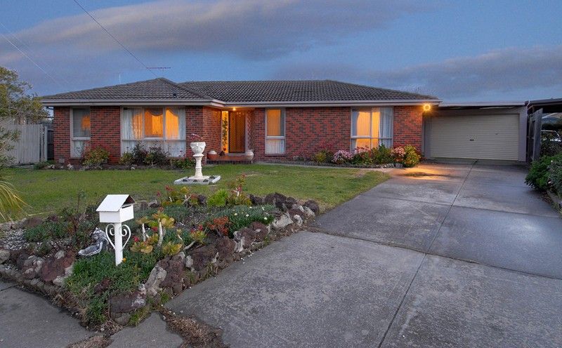 11 Leura Court, GLADSTONE PARK VIC 3043