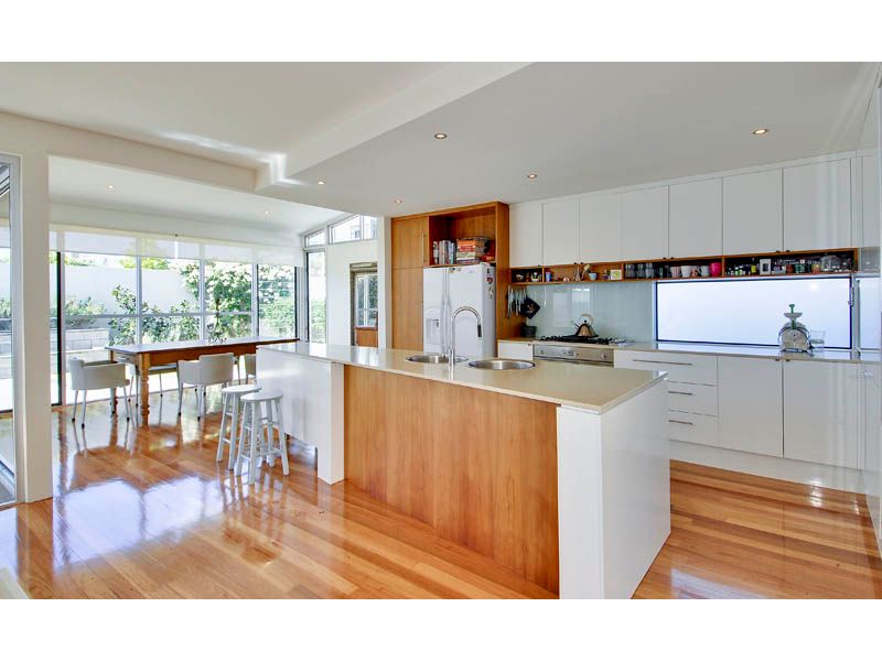 16 Petrel Avenue, MERMAID BEACH QLD 4218