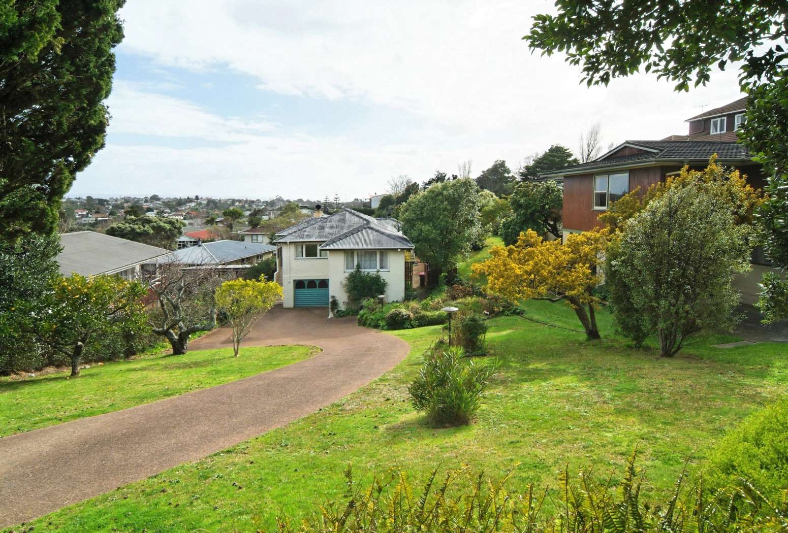 HILLSBOROUGH Auckland City 1042, Hillsborough, Auckland City Real