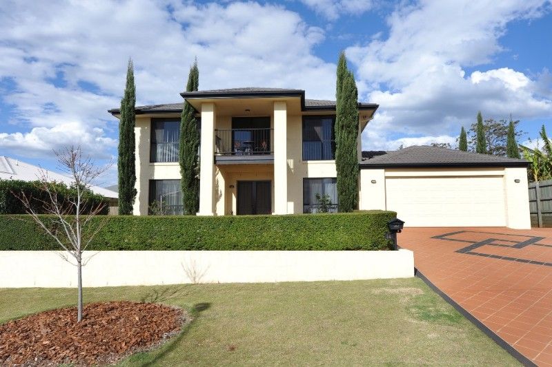 14 Banksdale Drive, MIDDLE RIDGE QLD 4350