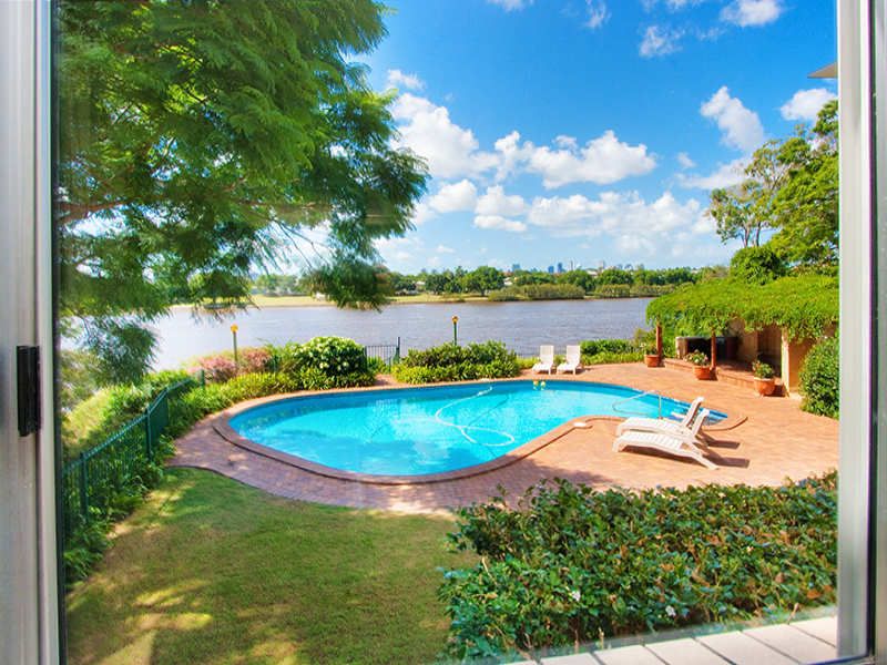 82 Sandford Street, ST LUCIA QLD 4067