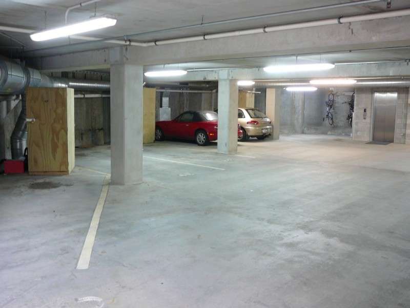8d-18 Scotia Place photo 3