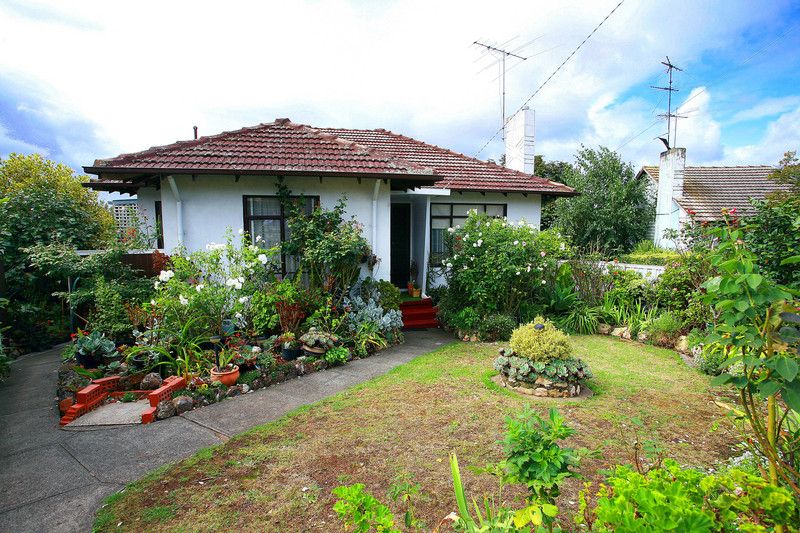 8 Laburnum Grove, DOVETON VIC 3177