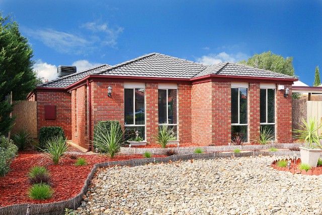 4 Lyell Place, TAYLORS LAKES VIC 3038
