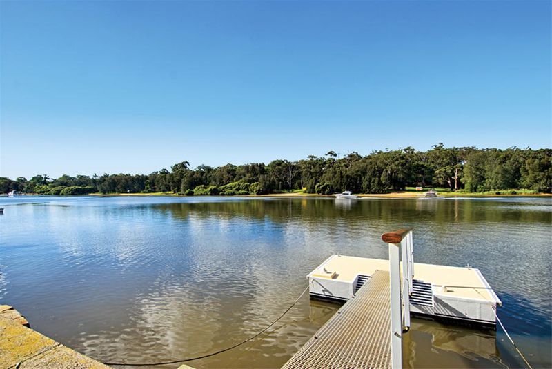 8 St George Crescent, SANDY POINT NSW 2172