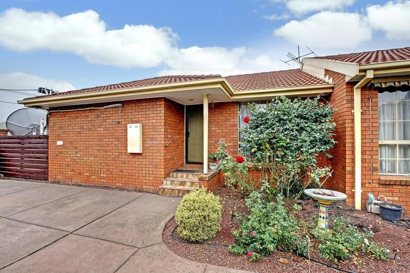  4 Hazel Grove, PASCOE VALE VIC 3044