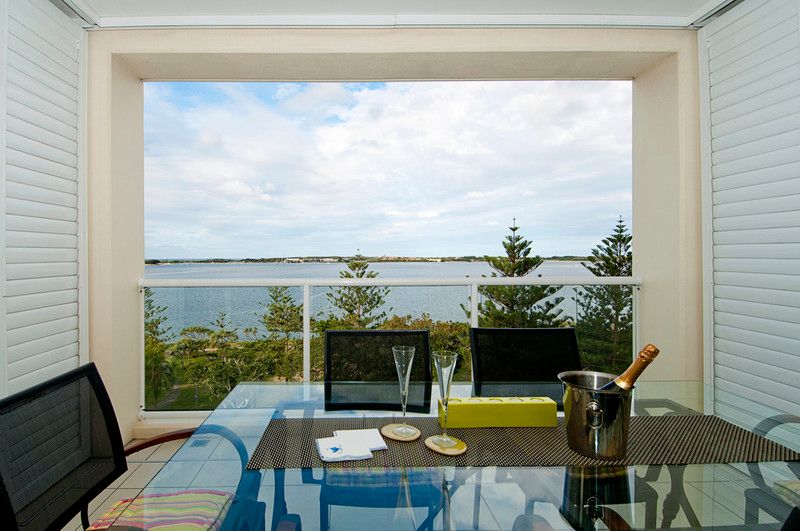 212 Marine Parade, LABRADOR QLD 4215