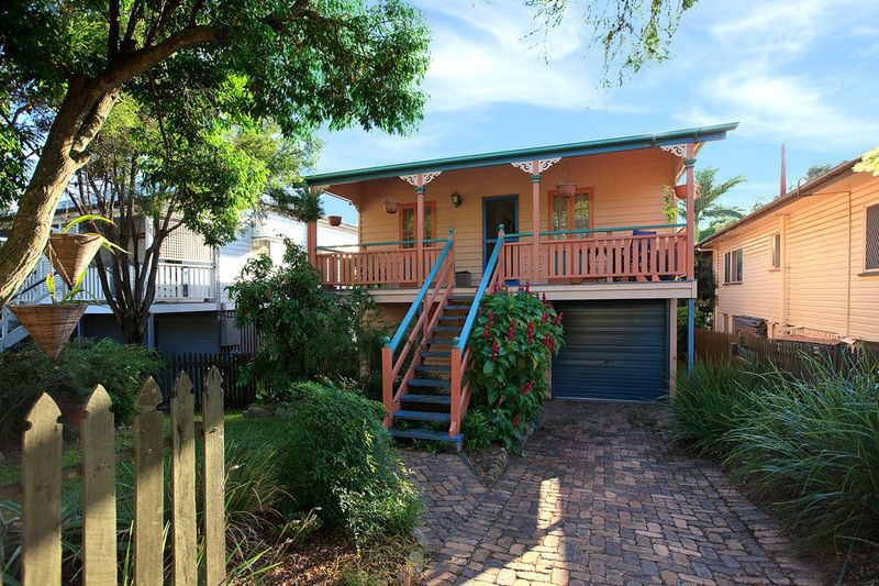 32 The Promenade, CAMP HILL QLD 4152