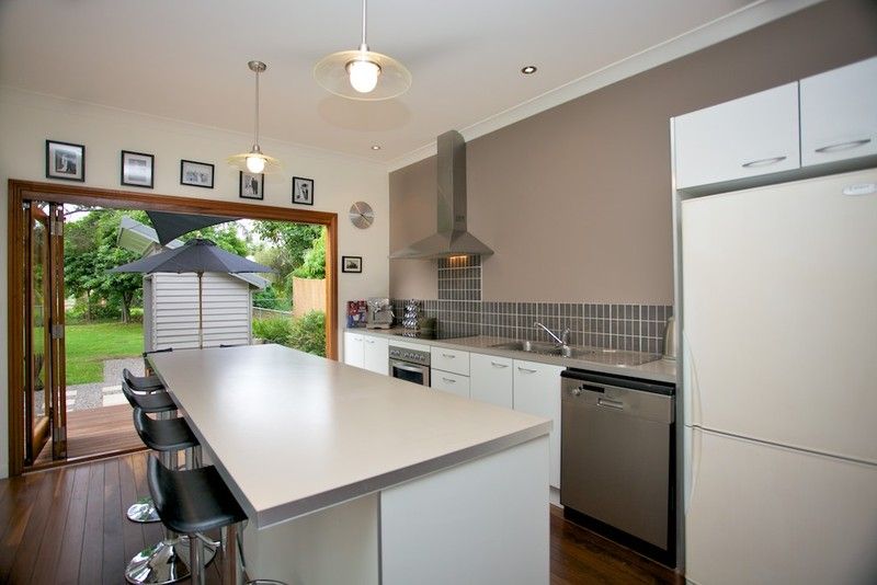 38 King Street, WOODY POINT QLD 4019