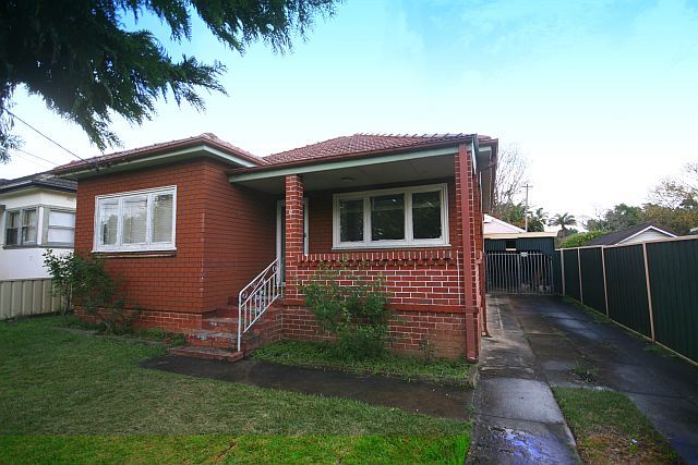 12 Lithgow Avenue, YAGOONA NSW 2199