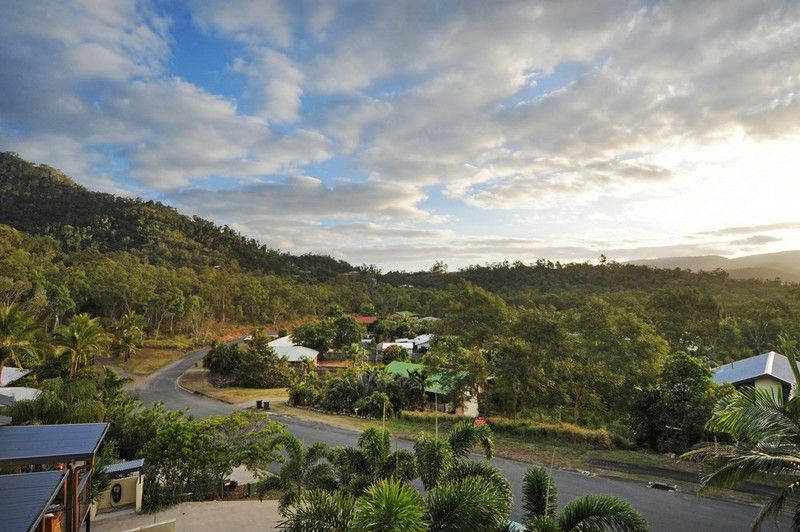5 Border Drive, CANNONVALE QLD 4802