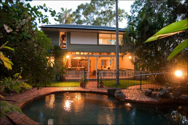 16 Pine Street, HAMILTON QLD 4007
