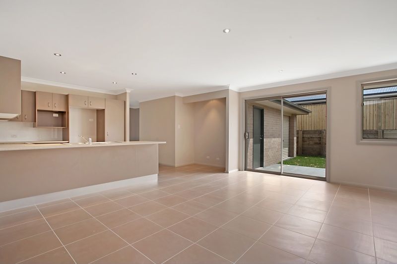 Unit 1/6 Honeysuckle Drive, ABERGLASSLYN, NSW 2320