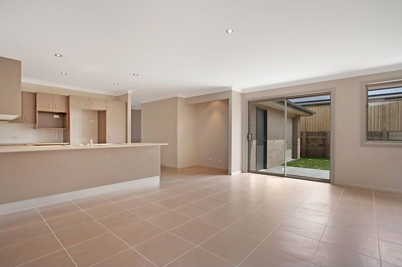 Unit 1/6 Honeysuckle Drive, ABERGLASSLYN, NSW 2320
