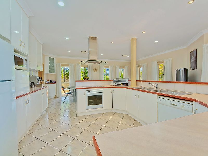 2 Rachelle Court, MERRIMAC, QLD 4226
