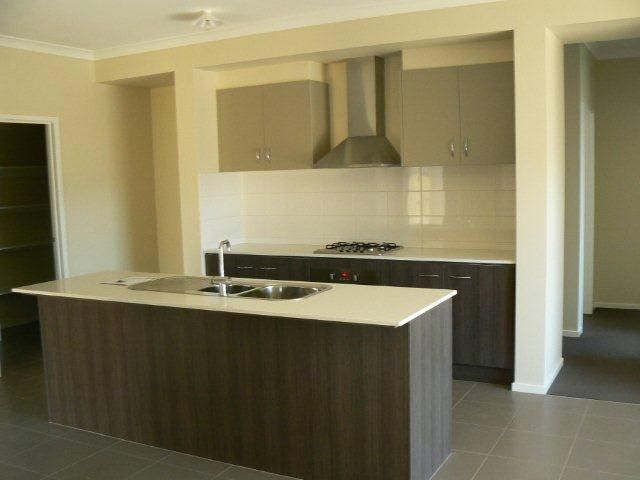 6 Windmill Court, PAKENHAM, VIC 3810