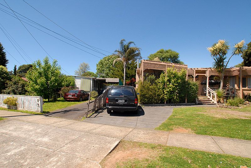 24  Manuka Drive, FERNTREE GULLY, VIC 3156