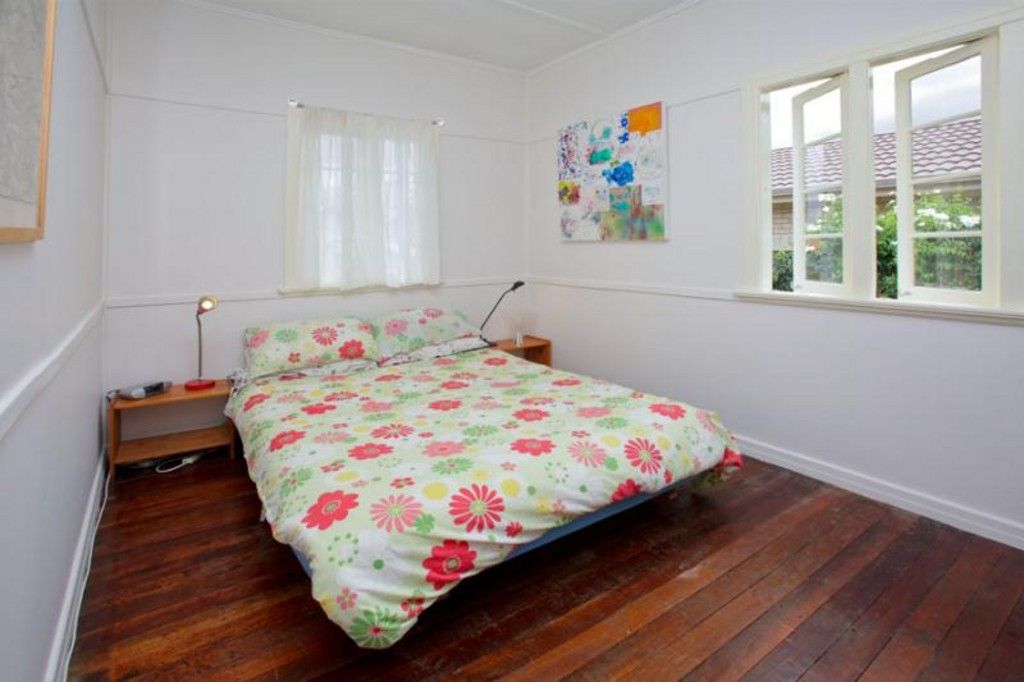 12 Dobbie Street, HOLLAND PARK, QLD 4121