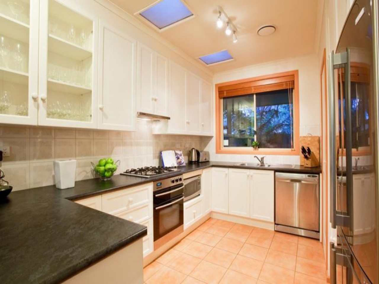 2/18a Canterbury Street, HUGHESDALE, VIC 3166