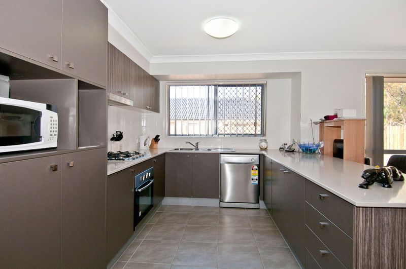 CRESTMEAD, QLD 4132