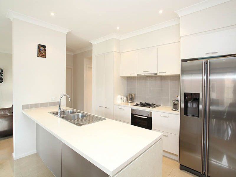 22 Eloura Circuit, TAYLORS HILL, VIC 3037