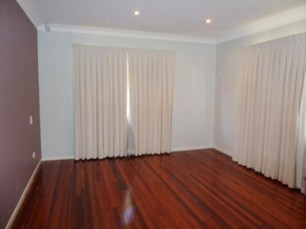 18 Kneale Street, HOLLAND PARK WEST, QLD 4121