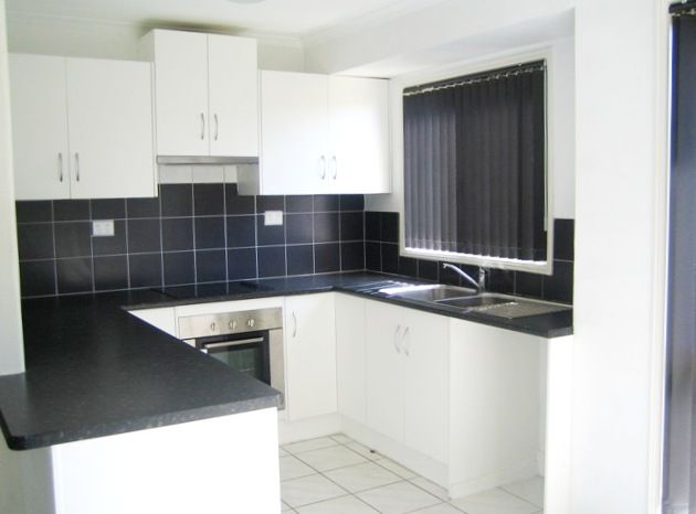CRESTMEAD, QLD 4132