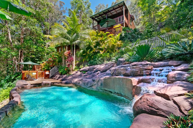 17 Cheshire Grove, ELANORA QLD 4221