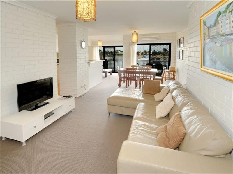 2/15 Carinya Street, MOOLOOLABA, QLD 4557