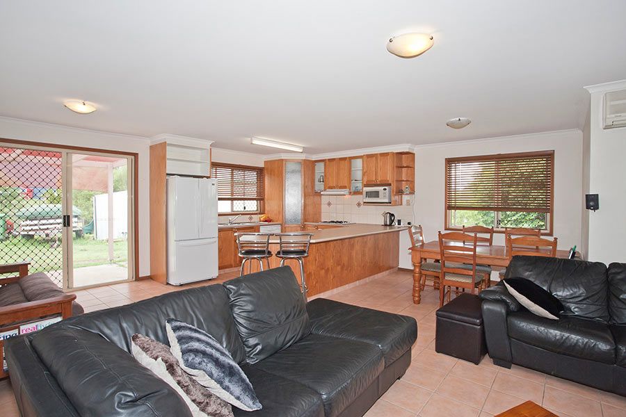 6 Paspalum Court, MERINGANDAN WEST, QLD 4352