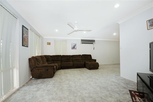 40 Valley View Drive, MERINGANDAN WEST, QLD 4352