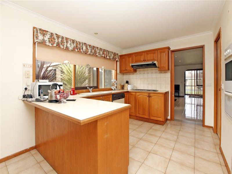 6 Royston Close, MILL PARK, VIC 3082