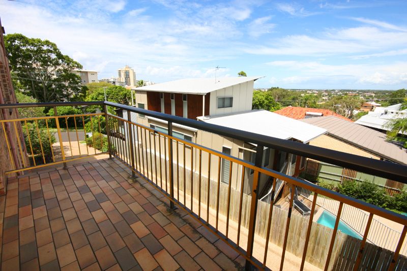 16 Douglas Street, MOOLOOLABA QLD 4557