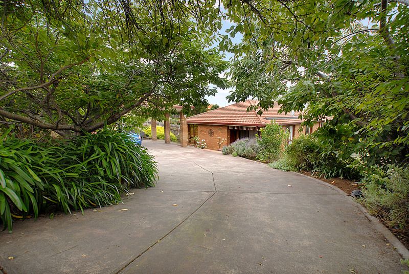 24 Bales Street, FERNTREE GULLY VIC 3156