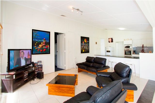 90 Seagull Avenue, MERMAID BEACH QLD 4218