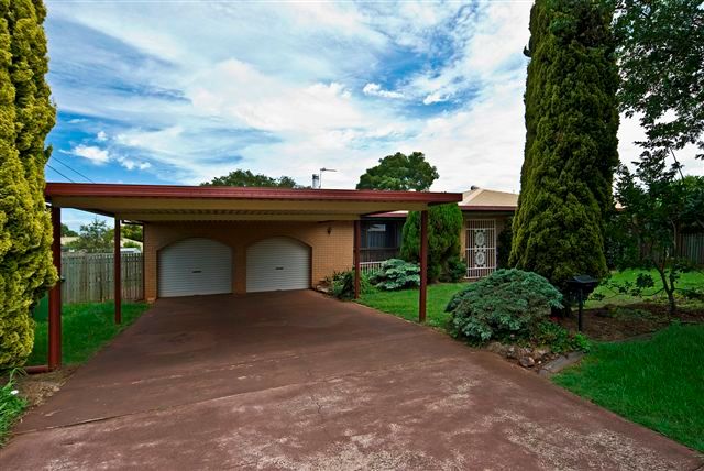 7 Lotus Cresent, CENTENARY HEIGHTS, QLD 4350