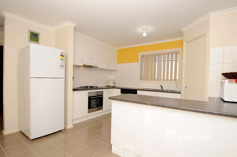 4/7 Prunus Grove, DOVETON, VIC 3177