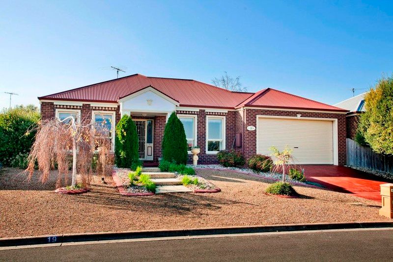 19 Lakeside Boulevard, LARA VIC 3212