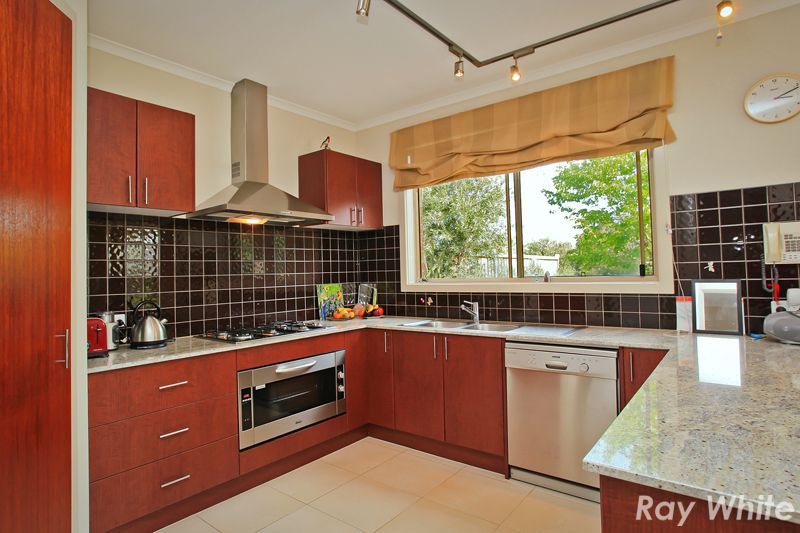 17 Fallingwater Drive, PAKENHAM, VIC 3810