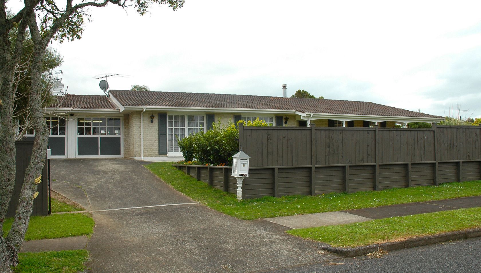2 Tyrian Close, HALF MOON BAY, Manukau City