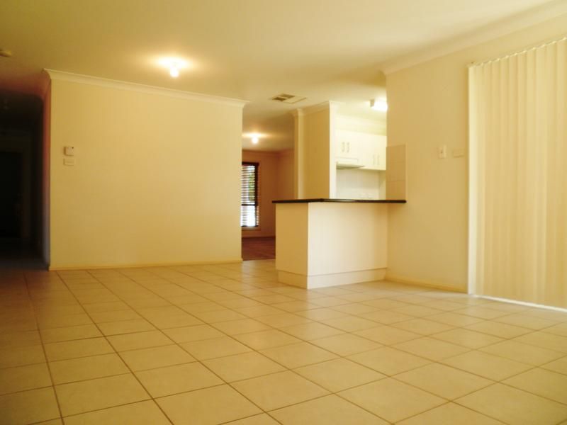 11 Hargreaves Crescent, YOUNG, NSW 2594