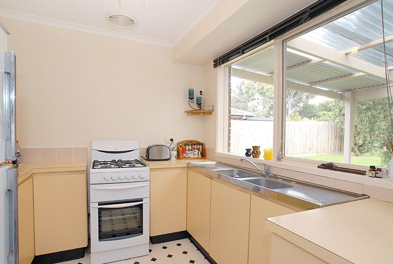 8 Merlin Crescent, FERNTREE GULLY, VIC 3156